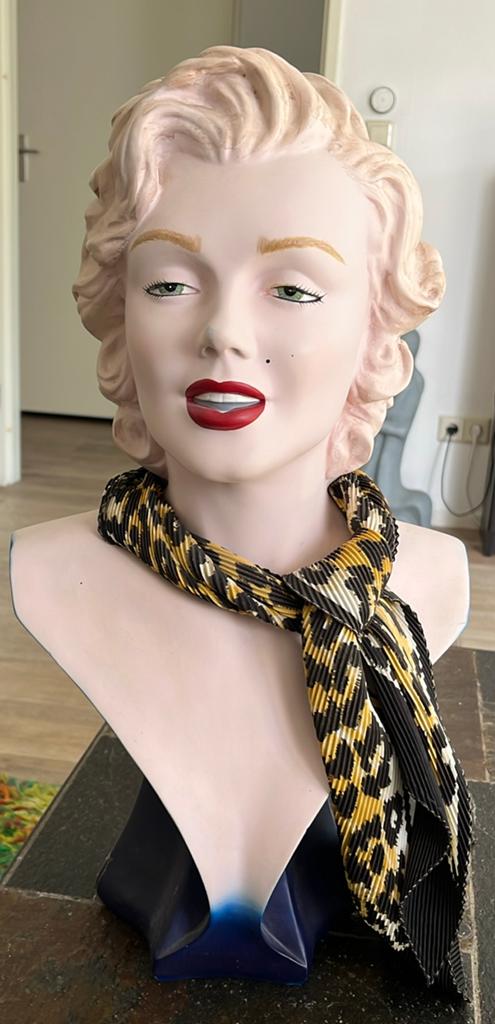 Marilyn Monroe, Ophalen, Zo goed als nieuw