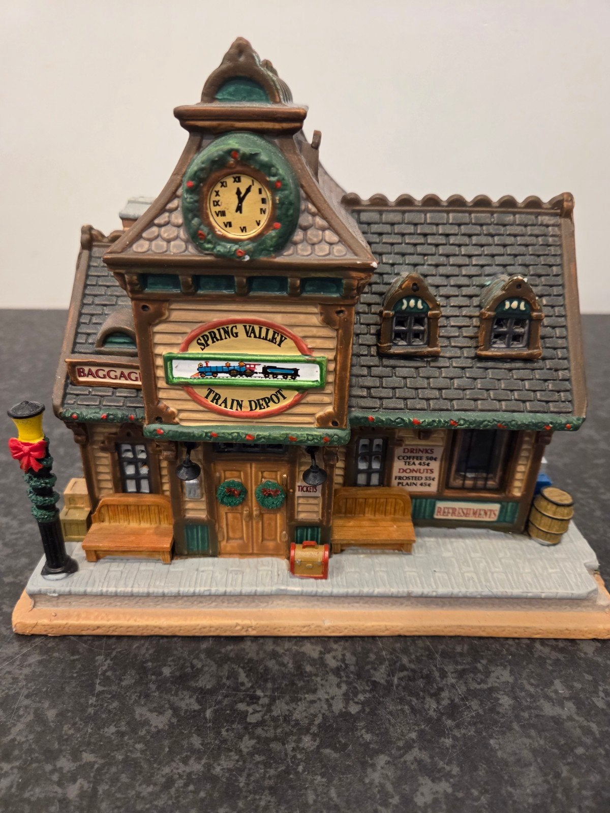 Spring Valley Train Depot Schaalmodel - Kerstdecoratie, Diversen, Ophalen of Verzenden, Zo goed als nieuw