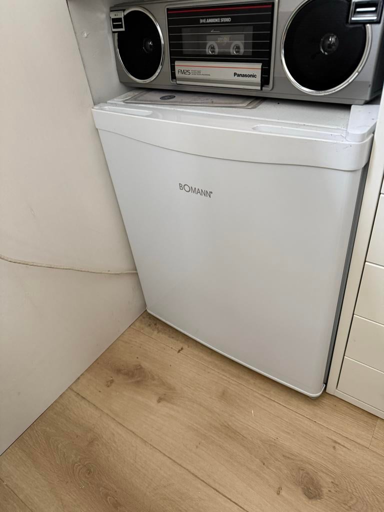 Compacte Bomann koelkast - Ideaal voor kleine ruimtes, Witgoed en Apparatuur, Ophalen, Gebruikt, Minder dan 75 liter, Met vriesvak