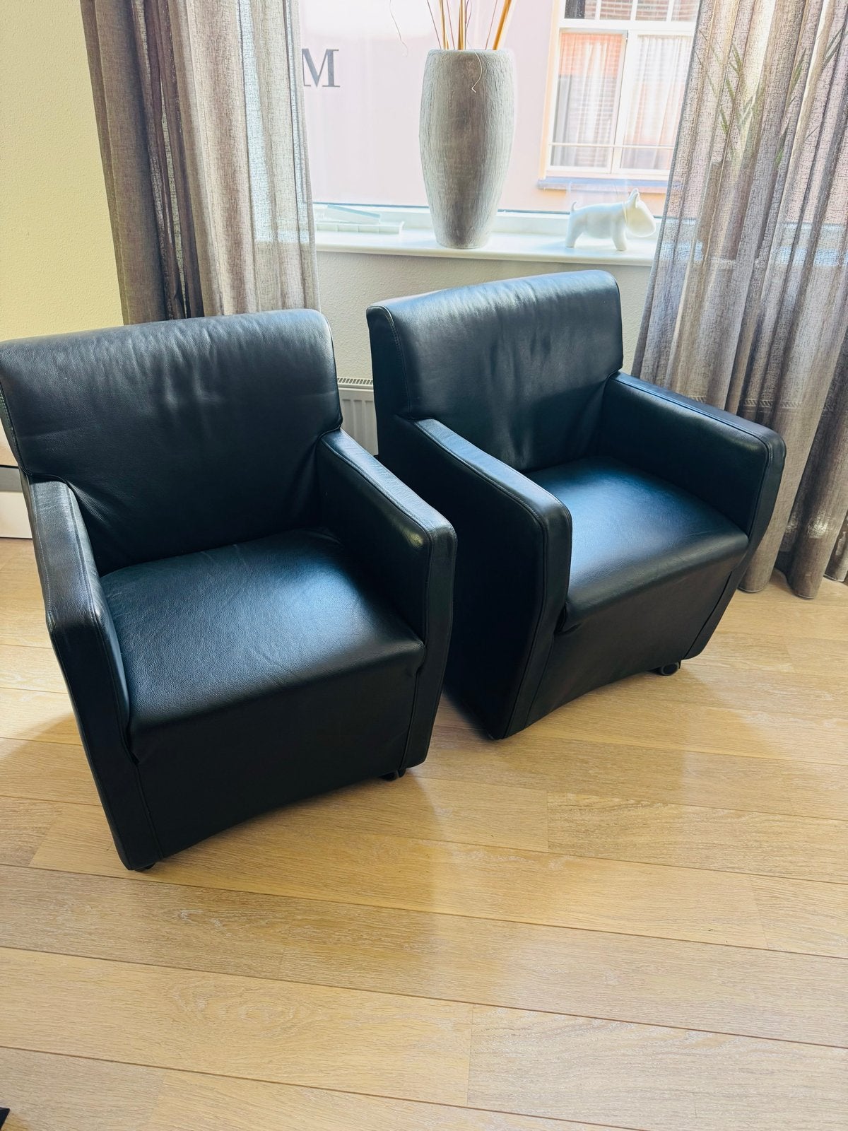 Vier zwarte leren look fauteuils 6 zits  met wieltjes, Huis en Inrichting, Ophalen, Gebruikt, Kunststof, Zwart