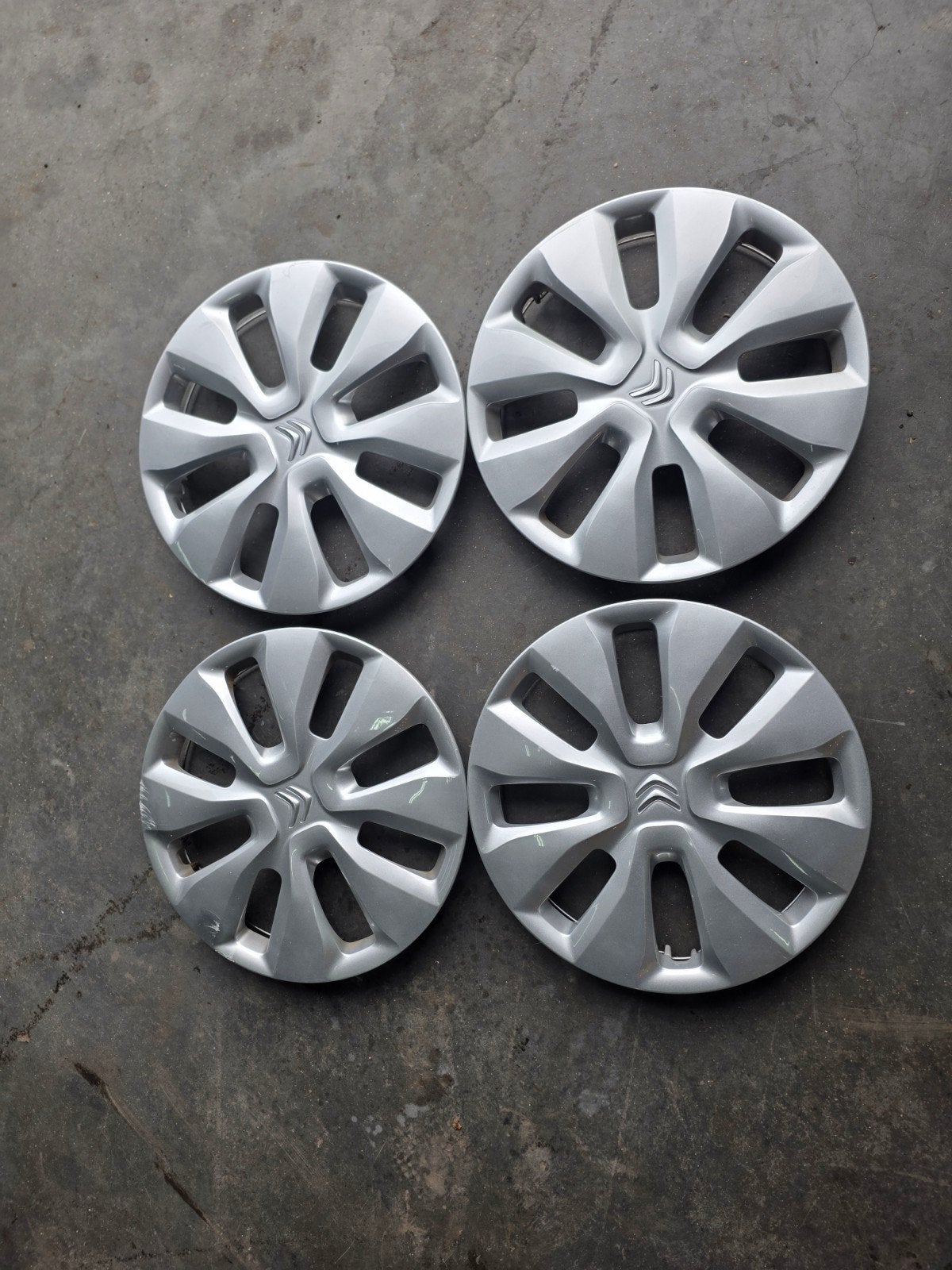 Set van 4 Citroën C1 wieldoppen - Gebruikt, Auto diversen, Ophalen of Verzenden, Gebruikt