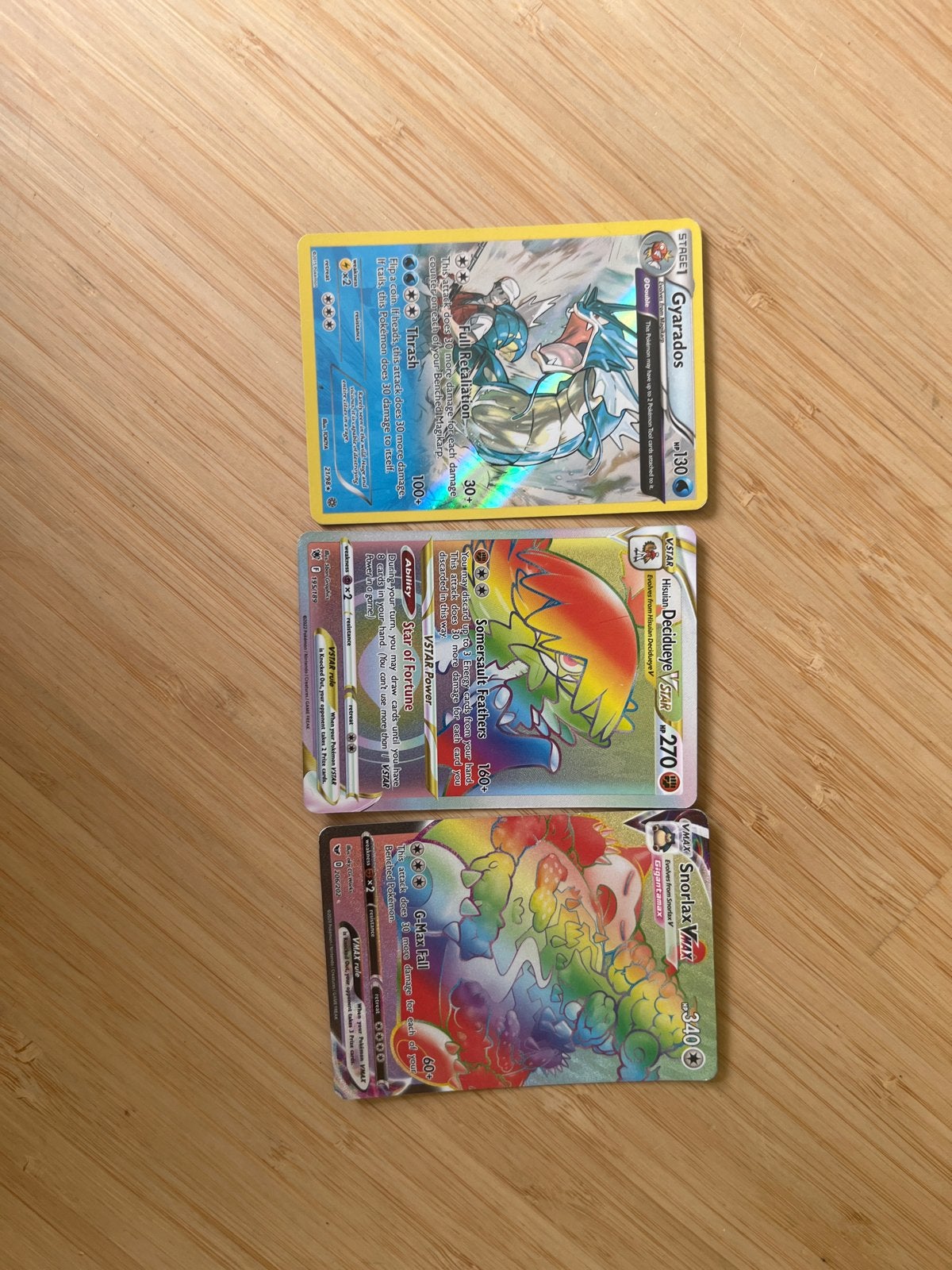 3x Pokémon Rainbow Rare Snorlax Gyarados Decidueye + sleeves, Ophalen of Verzenden, Zo goed als nieuw, Meerdere kaarten, Foil