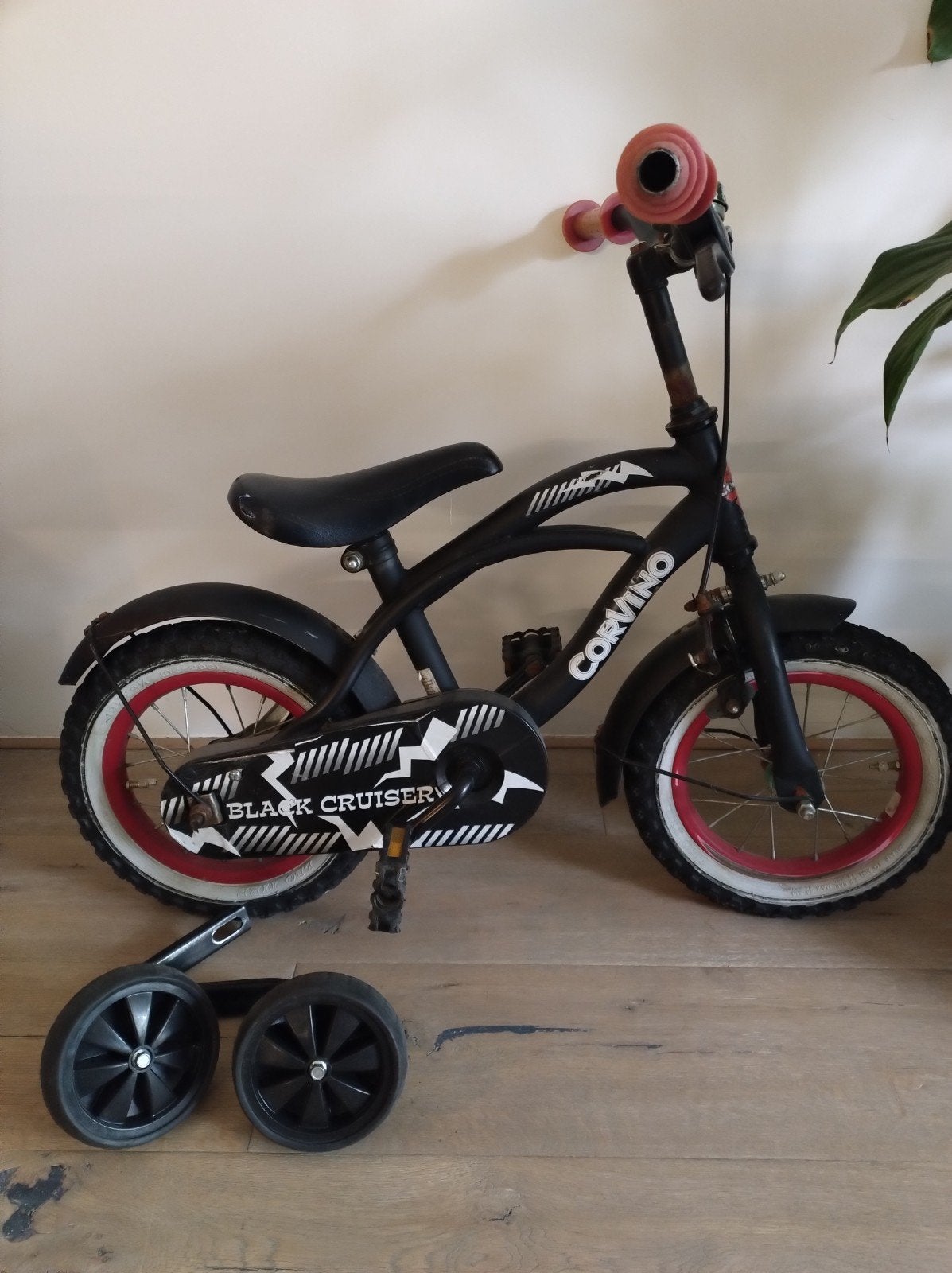 Kinderfiets Corvino Black Cruiser 12,5 inch met helm, Ophalen, Terugtraprem, Zijwieltjes, Gebruikt