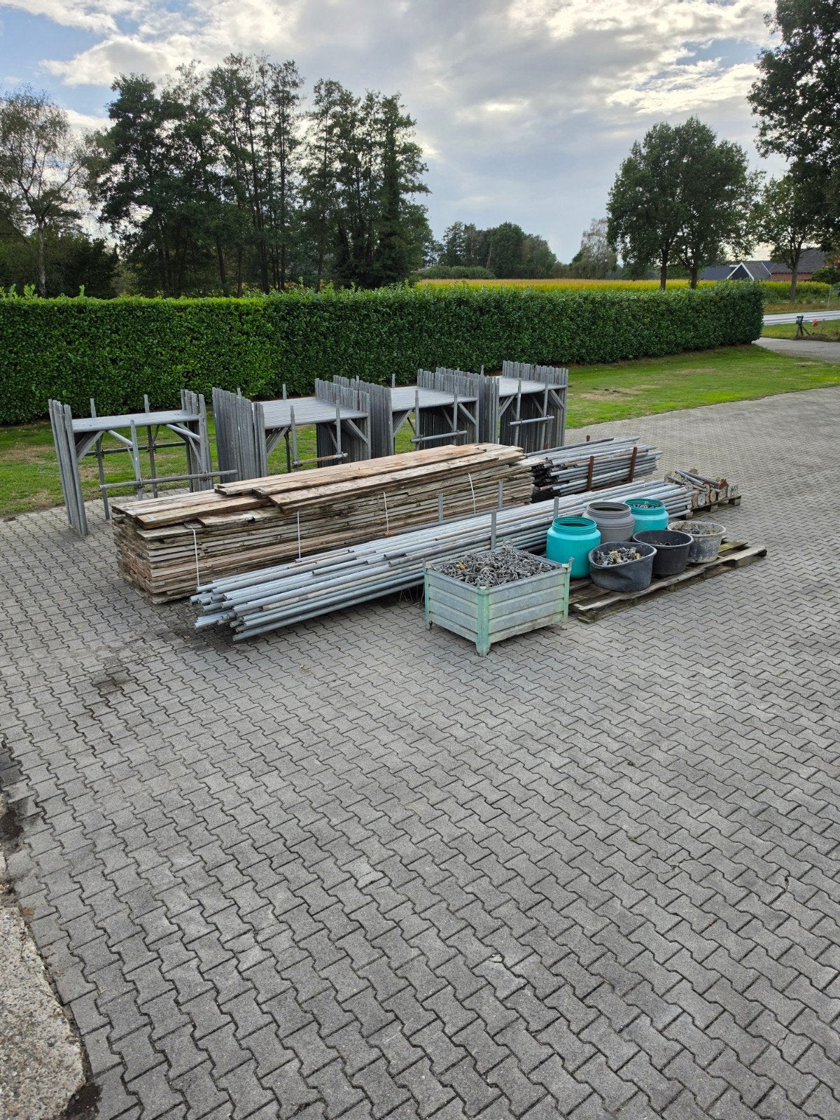 Foto 2 van Grote complete Gevelsteiger Te Koop (H-jukken buizen klemmen