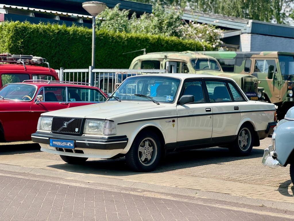 Volvo 240 2.3 GLT Injectie automaat, airco, zeer rijke histo, Auto's, Volvo, Gebruikt, 4 cilinders, 1261 kg, Wit