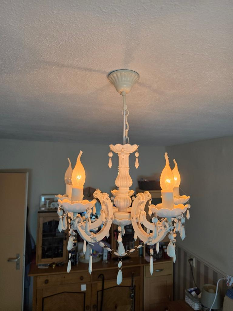 Elegante Witte Kroonluchter met Kristallen, Huis en Inrichting, Lampen | Kroonluchters, Ophalen of Verzenden, Gebruikt, Glas, Klassiek, Romantisch