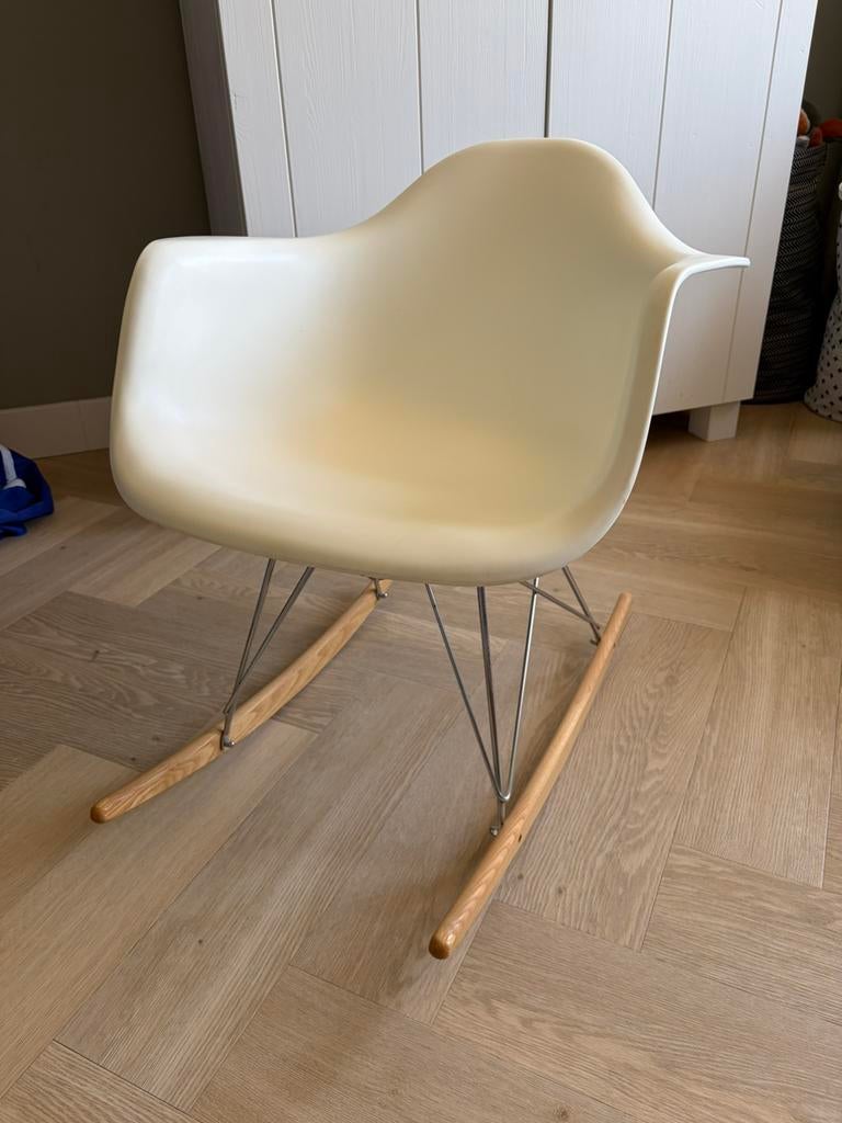 Schommelstoel vitra Eames lookalike, Huis en Inrichting, Stoelen, Ophalen, Kunststof, Gebruikt, Wit