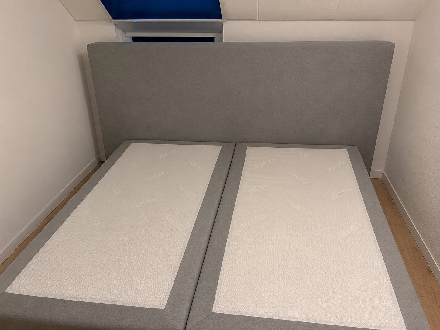 Matt Sleeps Boxspring 200x210 grijs op poten, Ophalen, 210 cm, Tweepersoons, Zo goed als nieuw