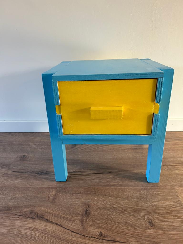 Uniek Nachtkastje/Bijzettafel - Blauw & Geel - handgemaakt, Gebruikt, Minder dan 45 cm, Ophalen of Verzenden, Minder dan 55 cm