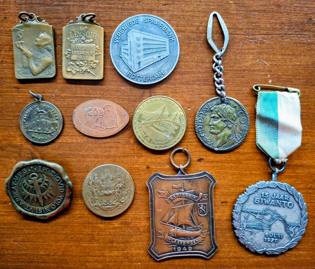 Diverse verzameling penningen en medailles, Ophalen of Verzenden, Overige materialen