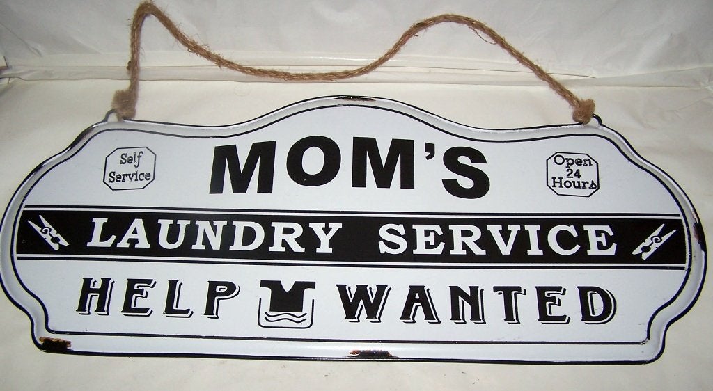 Prachtig retro metalen bord "Mom's Laundry Service". Nwst., Metaal, 60 cm, Nieuw, Ophalen of Verzenden