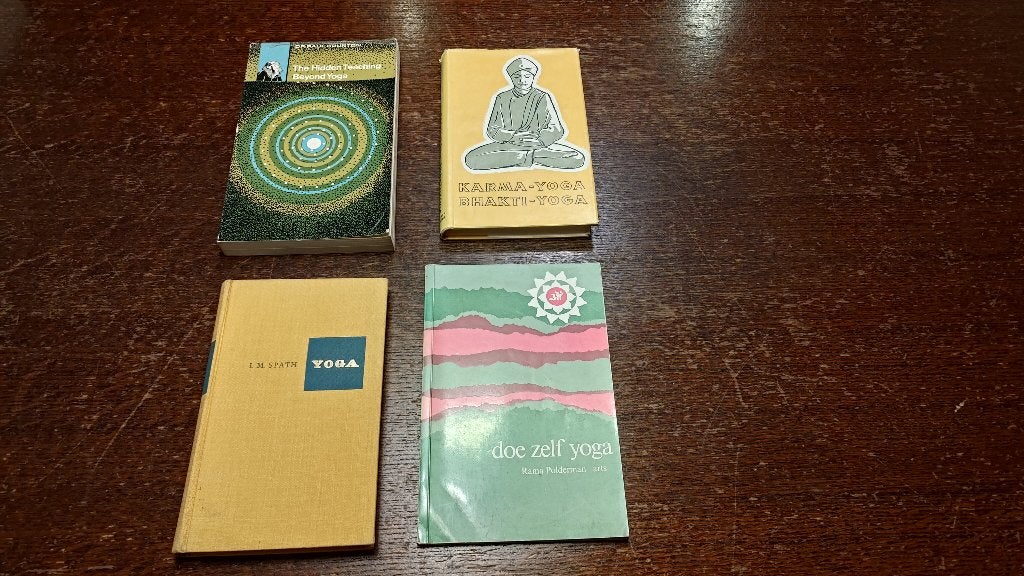 4 Yoga boeken | Meditatie | Karma Yoga | Bhakti Yoga, Ophalen of Verzenden, Gebruikt, Yogamat