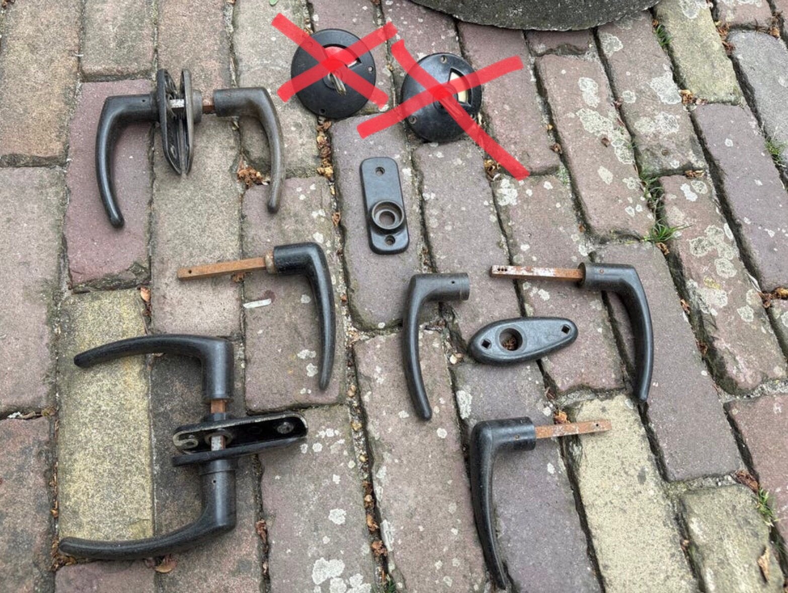 Diverse deurbeslag en klinken, zwart Bakeliet., Ophalen of Verzenden, Gebruikt, IJzer, Klink of Kruk