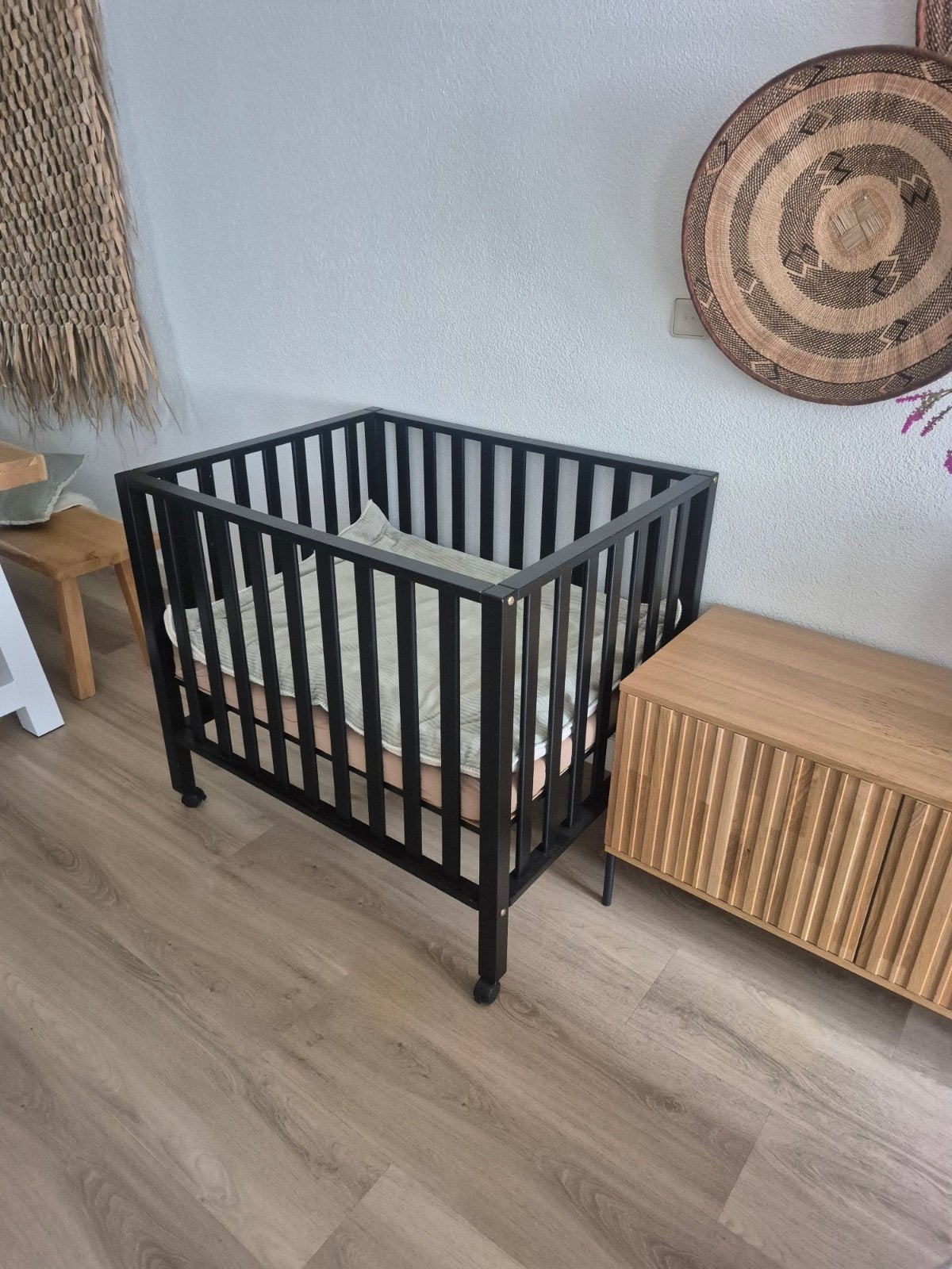 Zwarte box op wieltjes met Koeka boxkleed en matras, Ophalen, 70 tot 85 cm, Zo goed als nieuw, Minder dan 140 cm