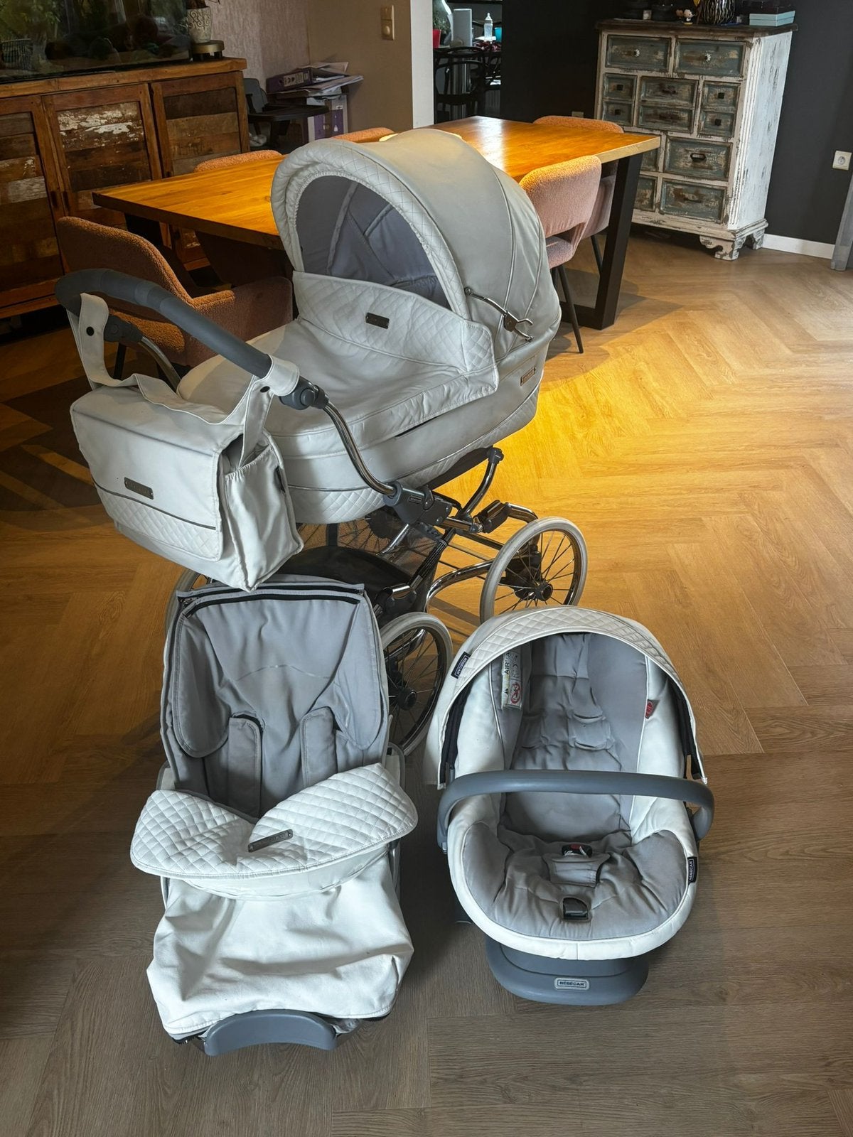 Prachtige luxe lederen Bébécar kinderwagen. Classic look, Ophalen, Zo goed als nieuw