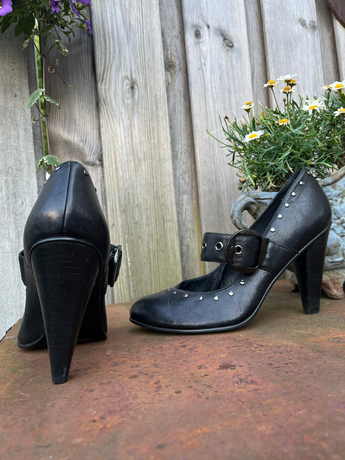 Zwarte lederen goth punk heels met studs, Pumps, Zwart, Ophalen of Verzenden, Zo goed als nieuw