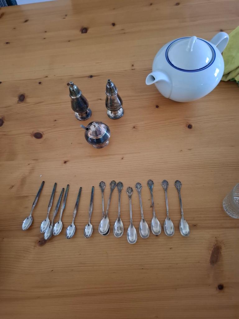 Doos met vintage servies, verzilverde lepels, theeglazen etc, Ophalen of Verzenden