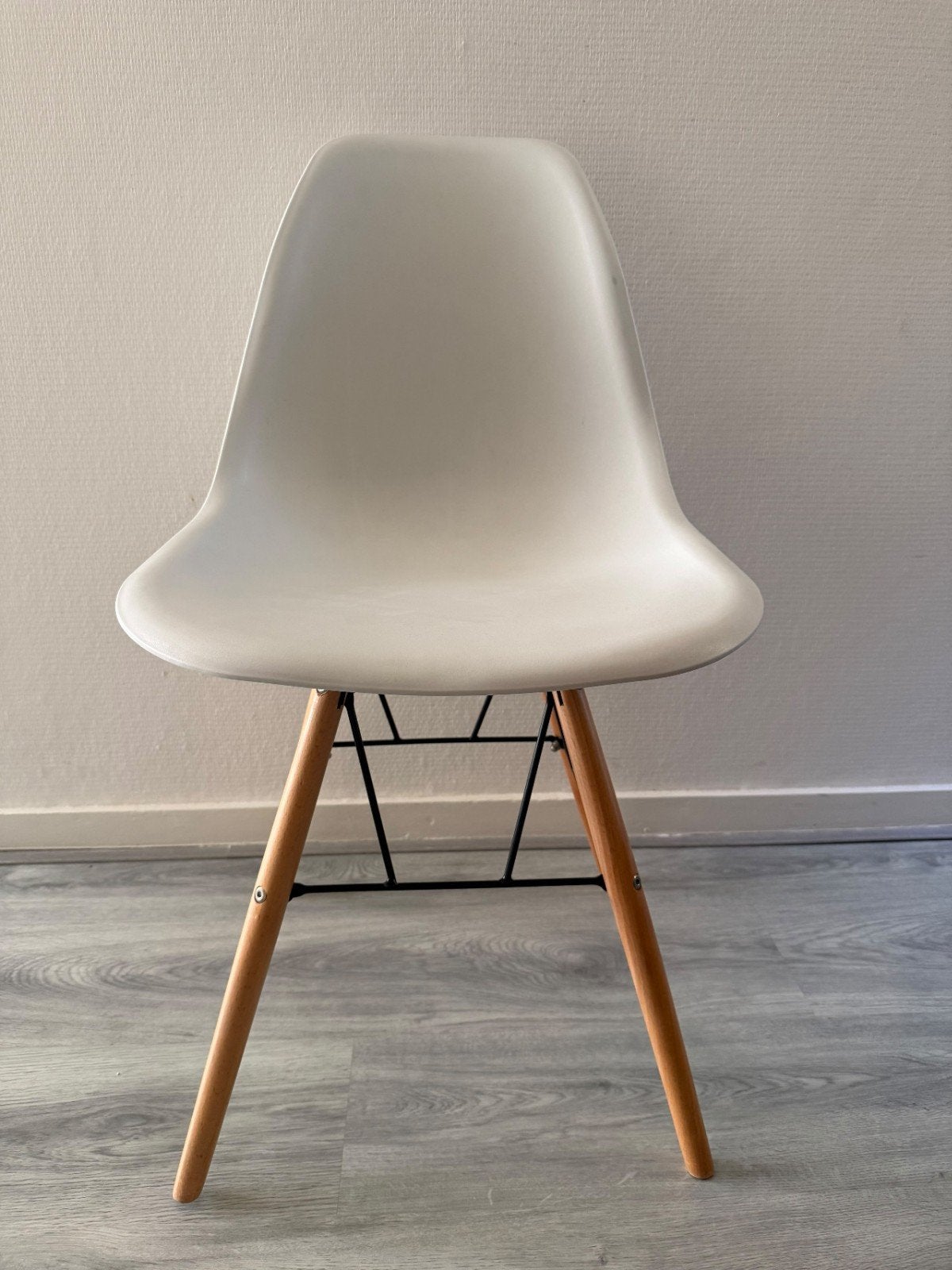 4x Witte plastic eetkamerstoel met houten poten, Ophalen, Gebruikt, Wit, Modern, Scandinavisch, Design