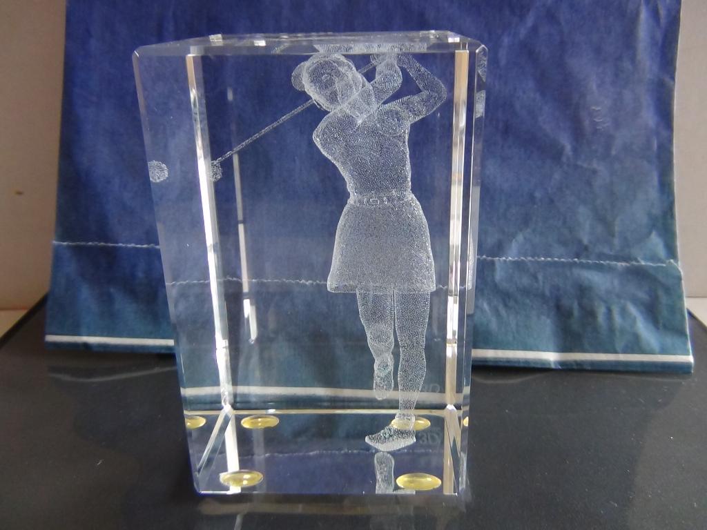 Beeldje van gelaserd kristalglas in 3D Fj5 Dame golfsport, Verzenden