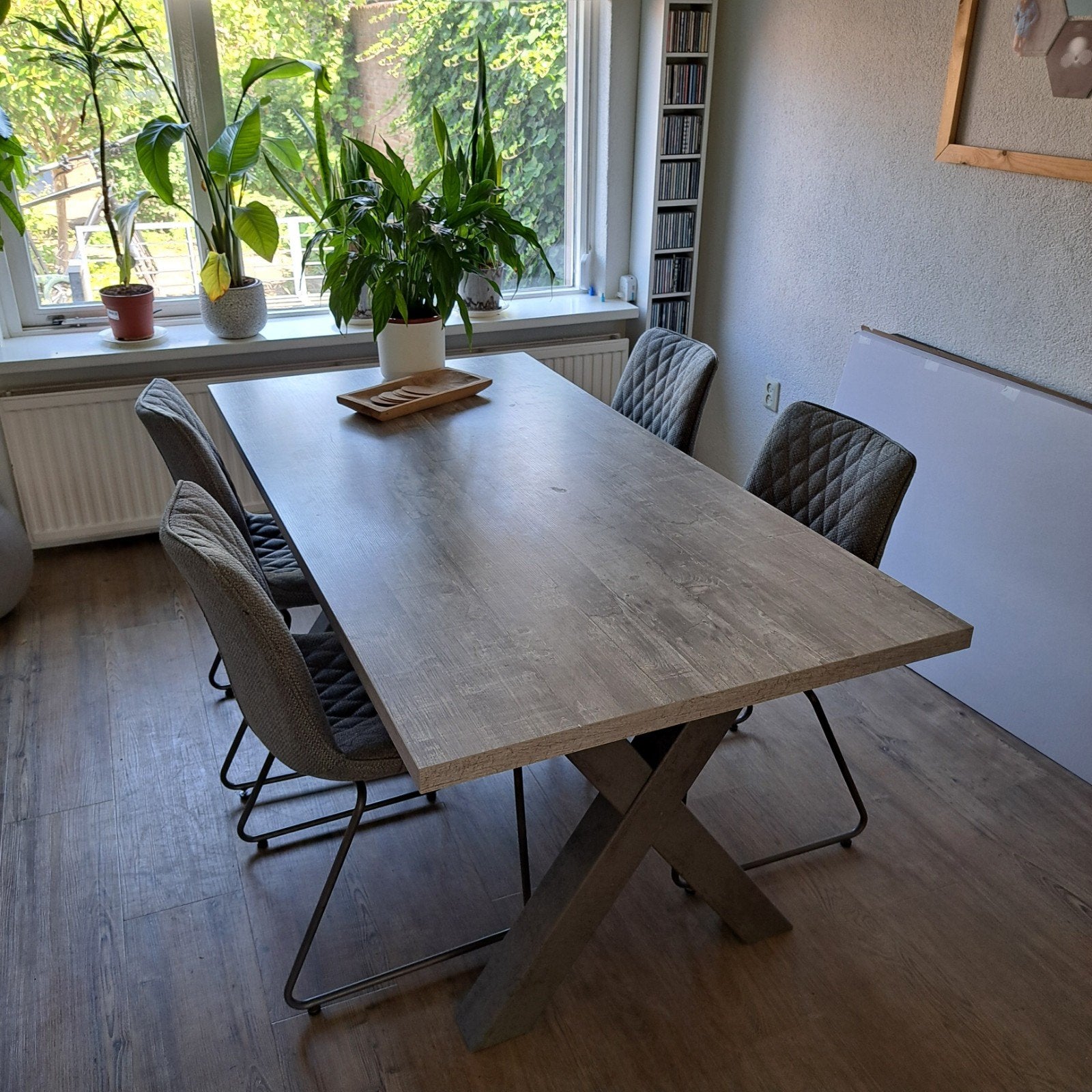 Moderne eettafel met 4 stoelen - Grijs houtlook, Huis en Inrichting, Tafels | Eettafels, 50 tot 100 cm, Zo goed als nieuw, 150 tot 200 cm