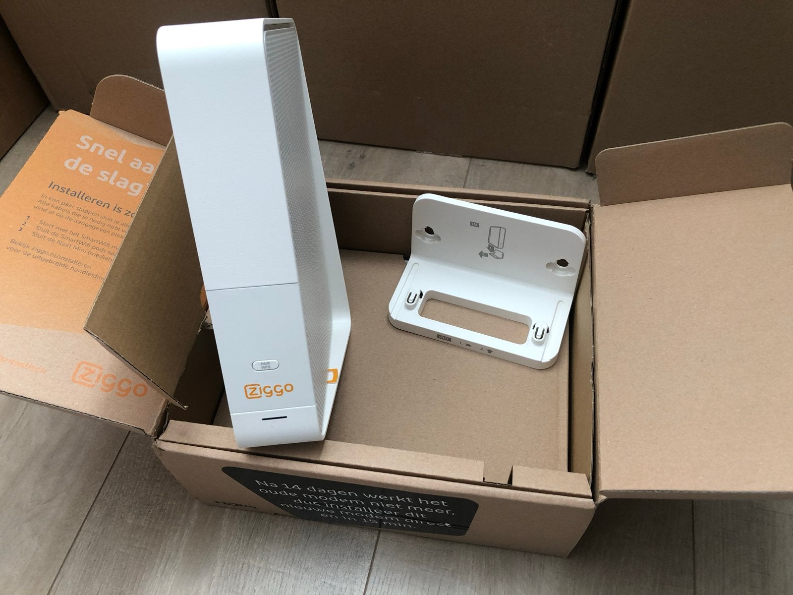 Ziggo Connectbox Router met Modem - Nieuwstaat, Computers en Software, Ophalen of Verzenden, Zo goed als nieuw, Router met modem