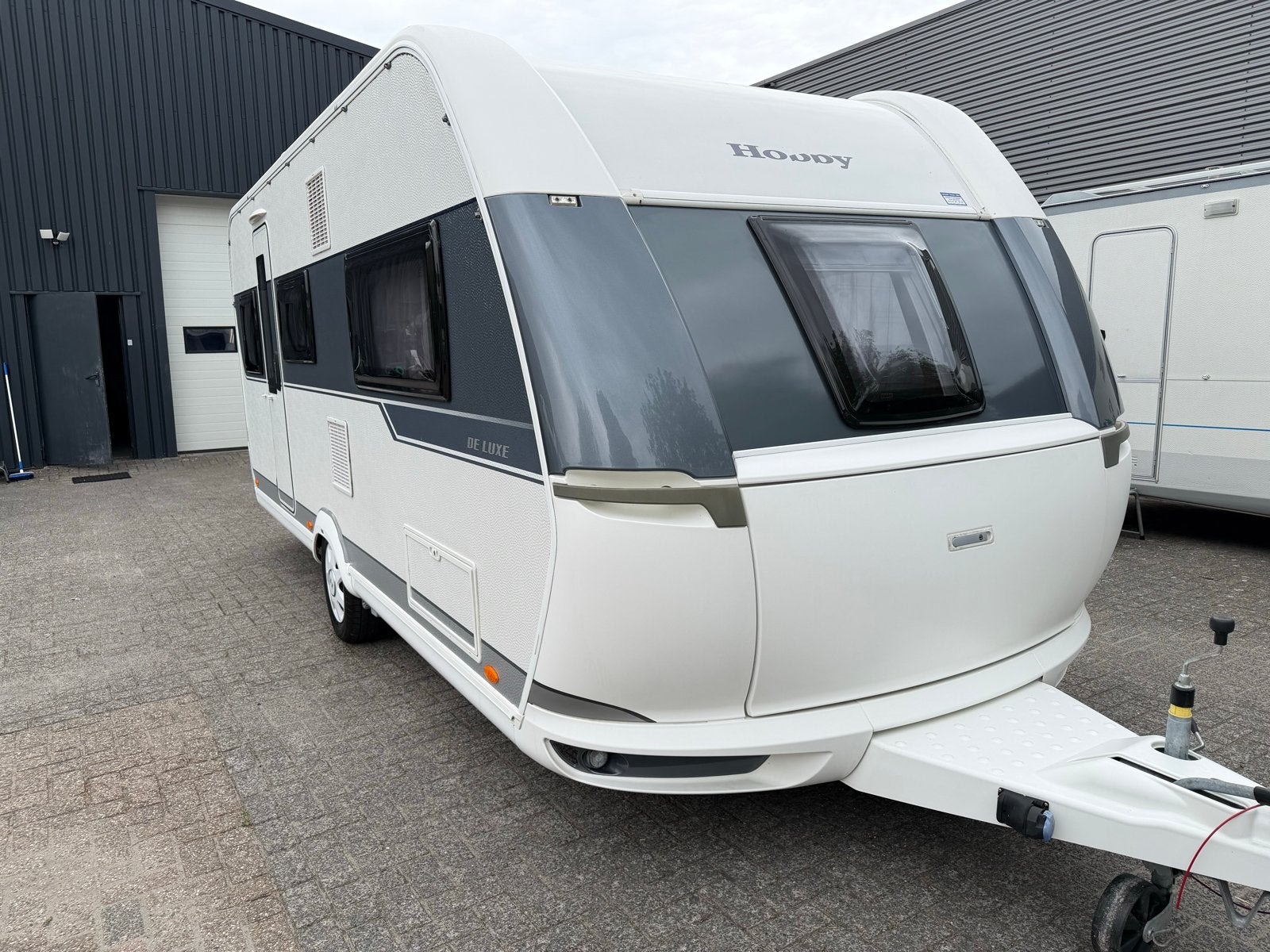 Hobby 495 UL (2017) met mover, voortent en enkele bedden, Caravans en Kamperen, Caravans, Rondzit, Hobby, Bedrijf, 5 tot 6 meter