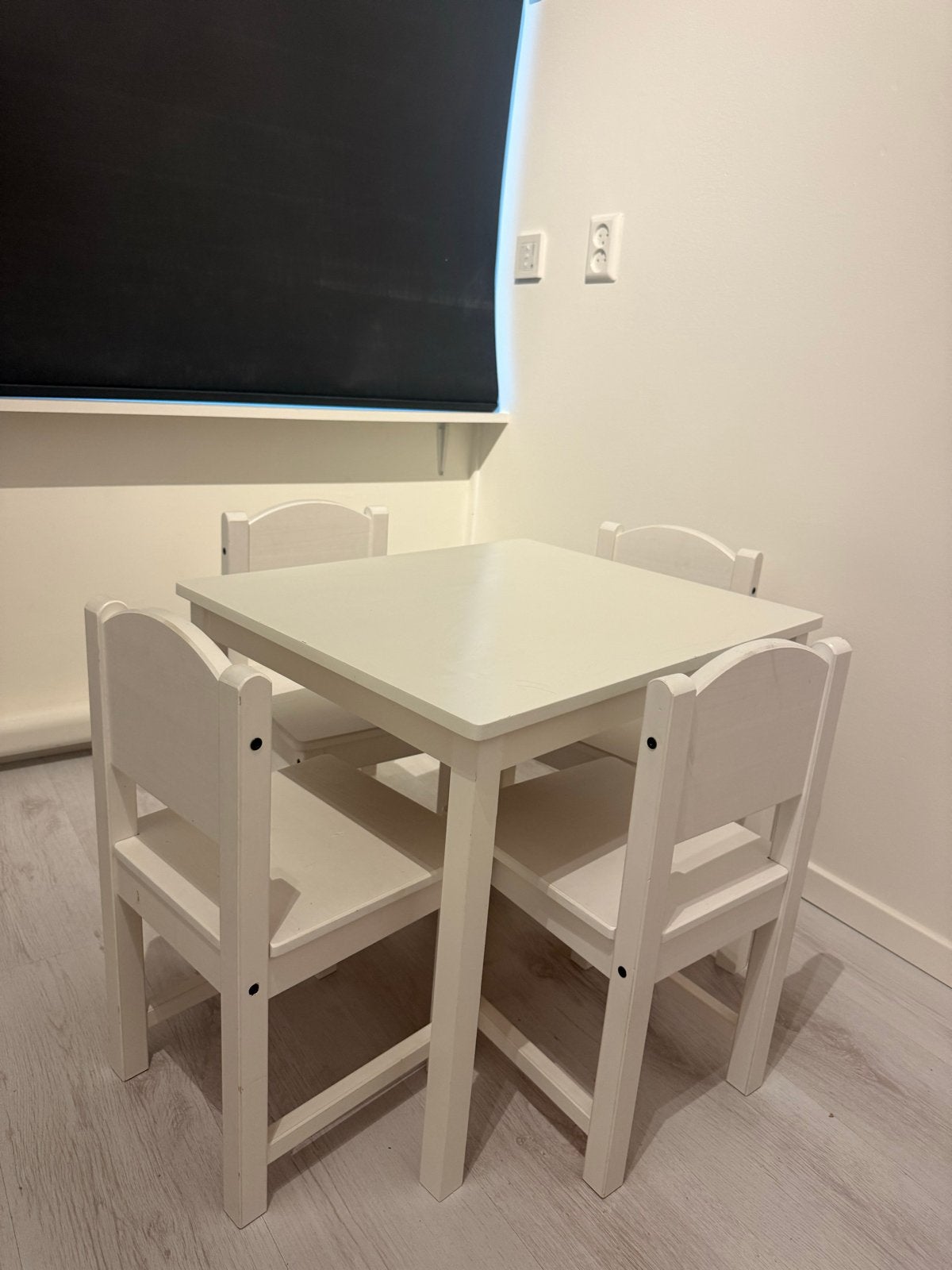Witte kinder tafel met 4 stoeltjes, Kinderen en Baby's, Kinderkamer | Tafels en Stoelen, Ophalen, Gebruikt, Tafel(s) en Stoel(en)