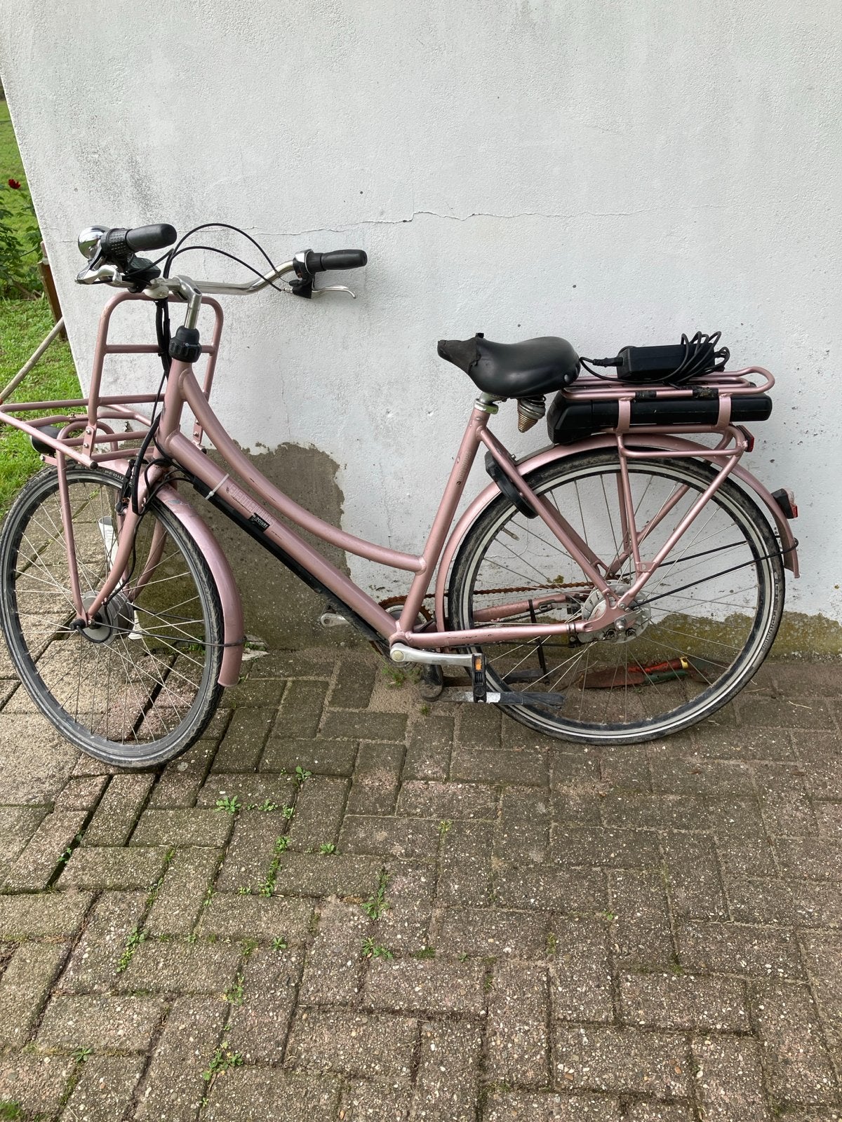 Roze elektrische fiets met voorrek, Gebruikt, 51 tot 55 cm, 30 tot 50 km per accu, Ophalen