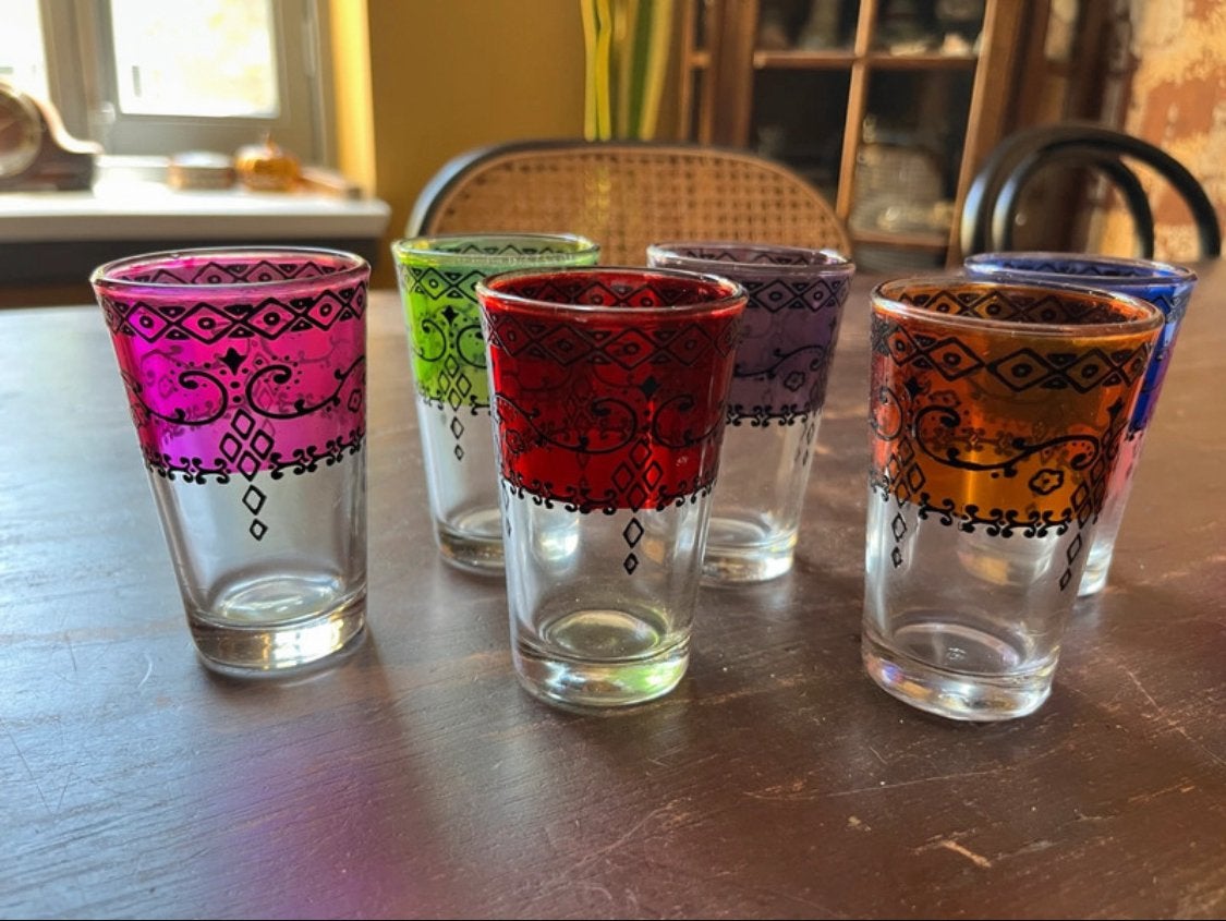 Set van 6 kleurrijke Marokkaanse decoratieve theeglazen, Ophalen of Verzenden, Zo goed als nieuw, Waterglas