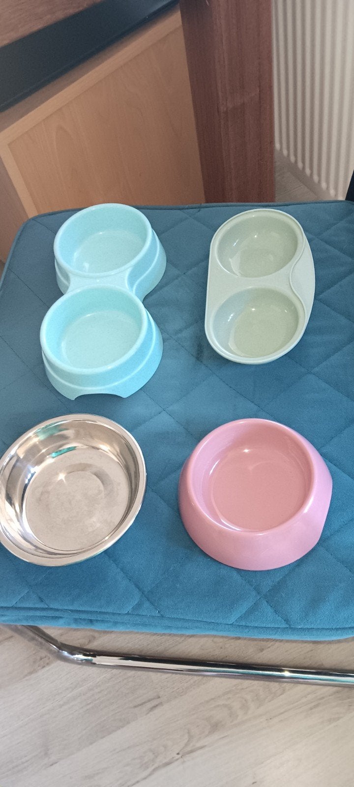 Katten voer bakjes, Ophalen