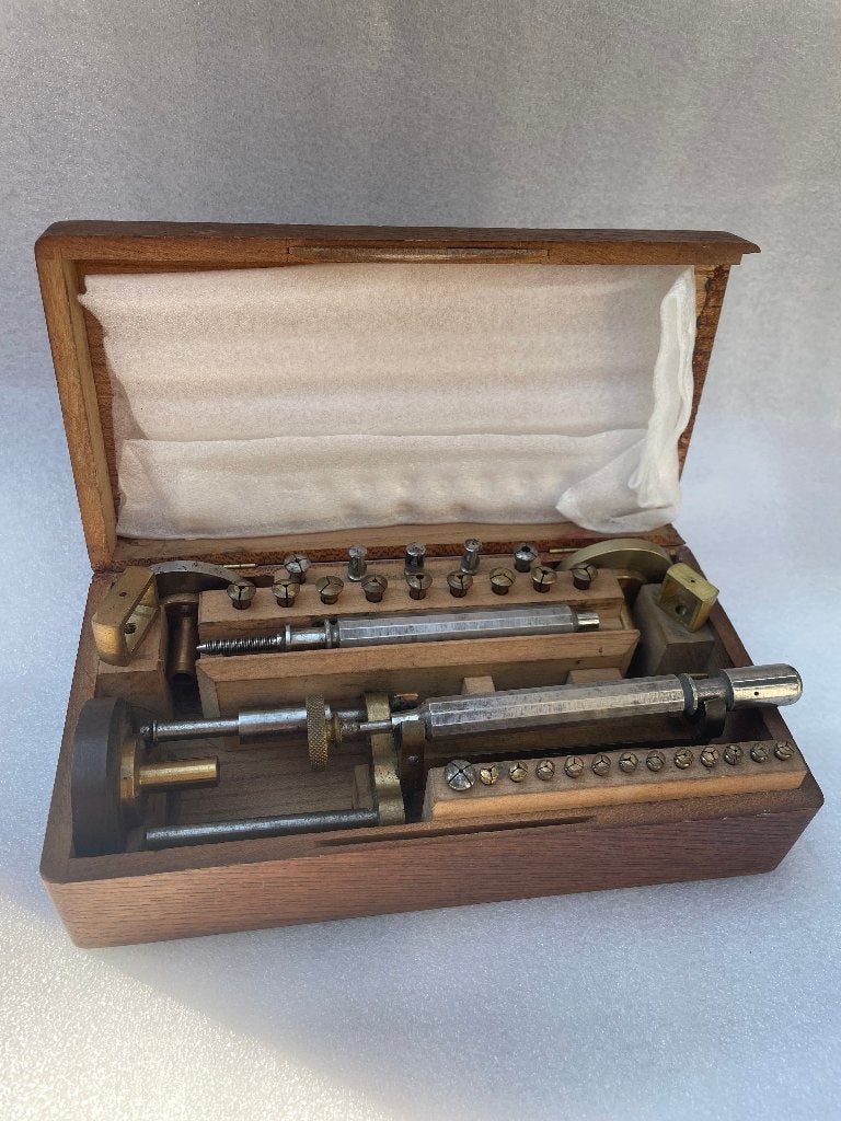 Antieke Horlogemakers Schroefkopolijstmachine, Ophalen