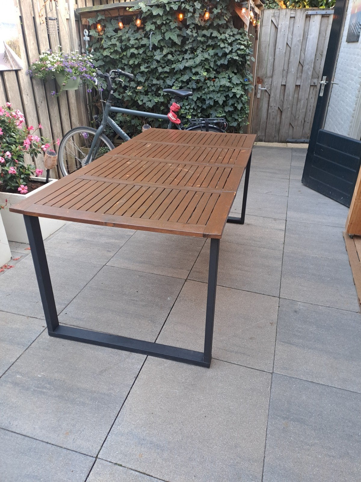 tuintafel met metalen onderstel en stoelen, Tuin en Terras, Ophalen, Gebruikt, Rechthoekig, Hout