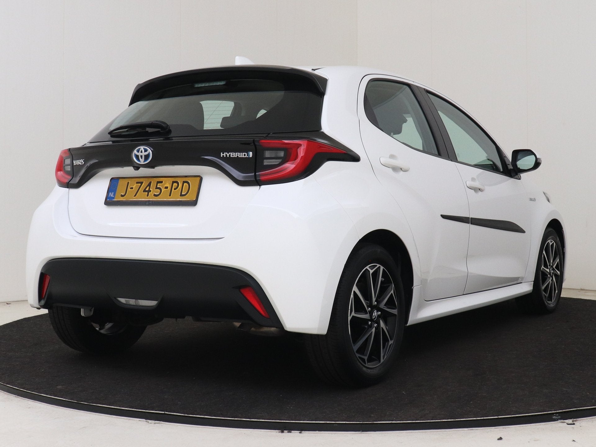 Toyota Yaris 1.5 Hybrid First Edition | BTW voertuig | Navig, Gebruikt, Bedrijf, Hybride Elektrisch/Benzine, 3 cilinders