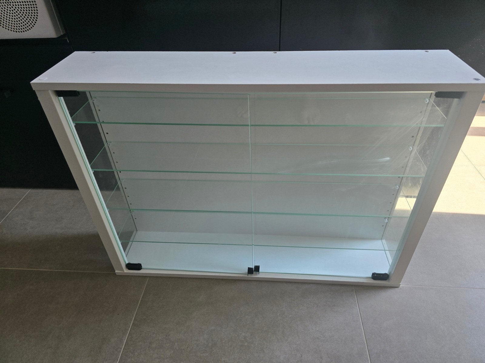 IKEA Wandvitrinekast met glazen deuren en planken, Huis en Inrichting, Kasten | Vitrinekasten, Ophalen, Modern, Scandinavisch