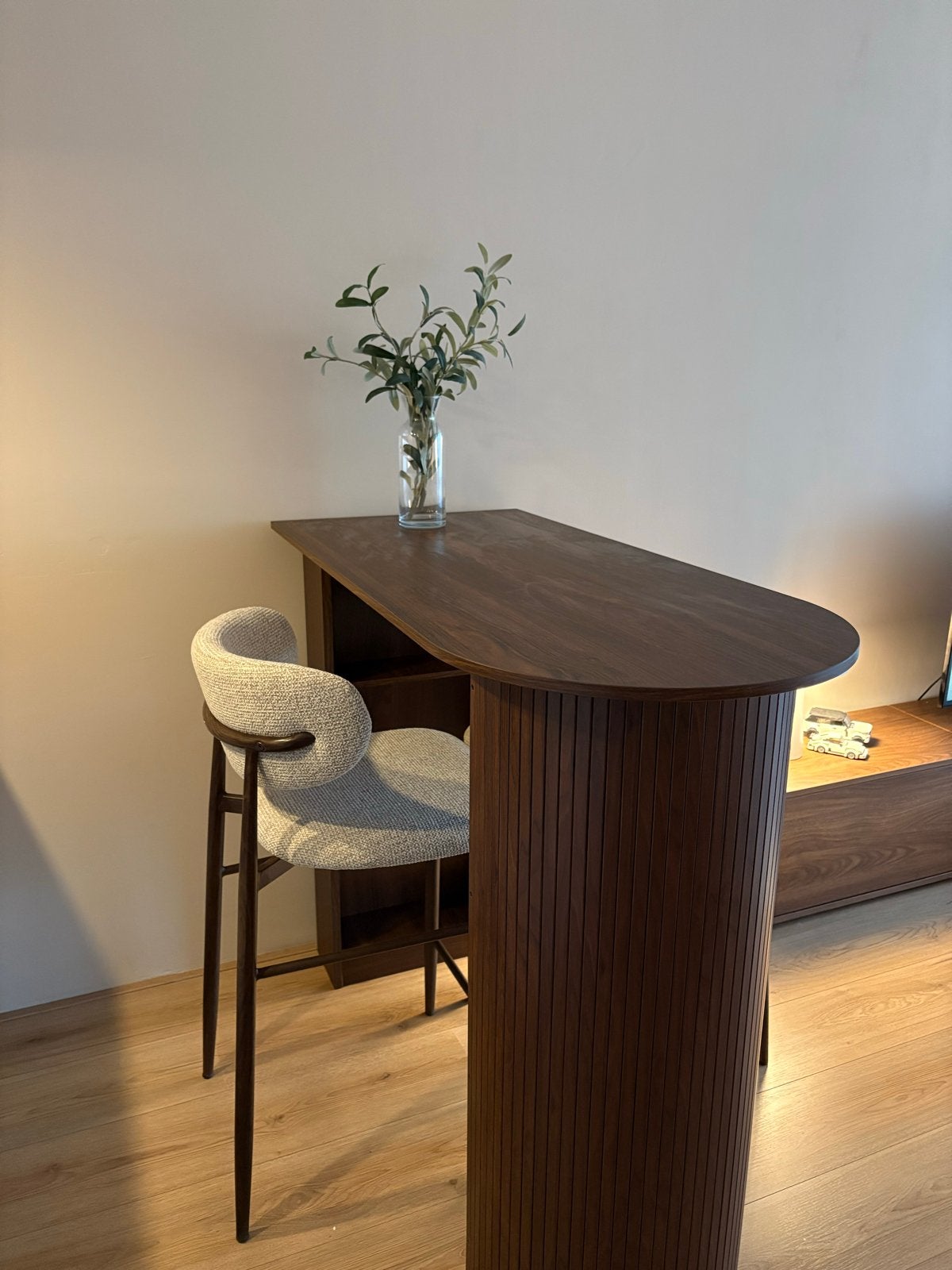 Moderne bartafel met opbergruimte en 2 barstoelen, Ophalen, Zo goed als nieuw, Inclusief barstoelen