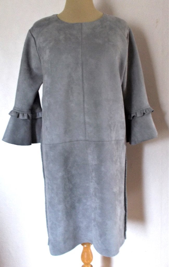 Grijze suede look jurk van Sandro Ferrone! L, Kleding | Dames, Verzenden, Maat 42/44 (L), Zo goed als nieuw, Knielengte