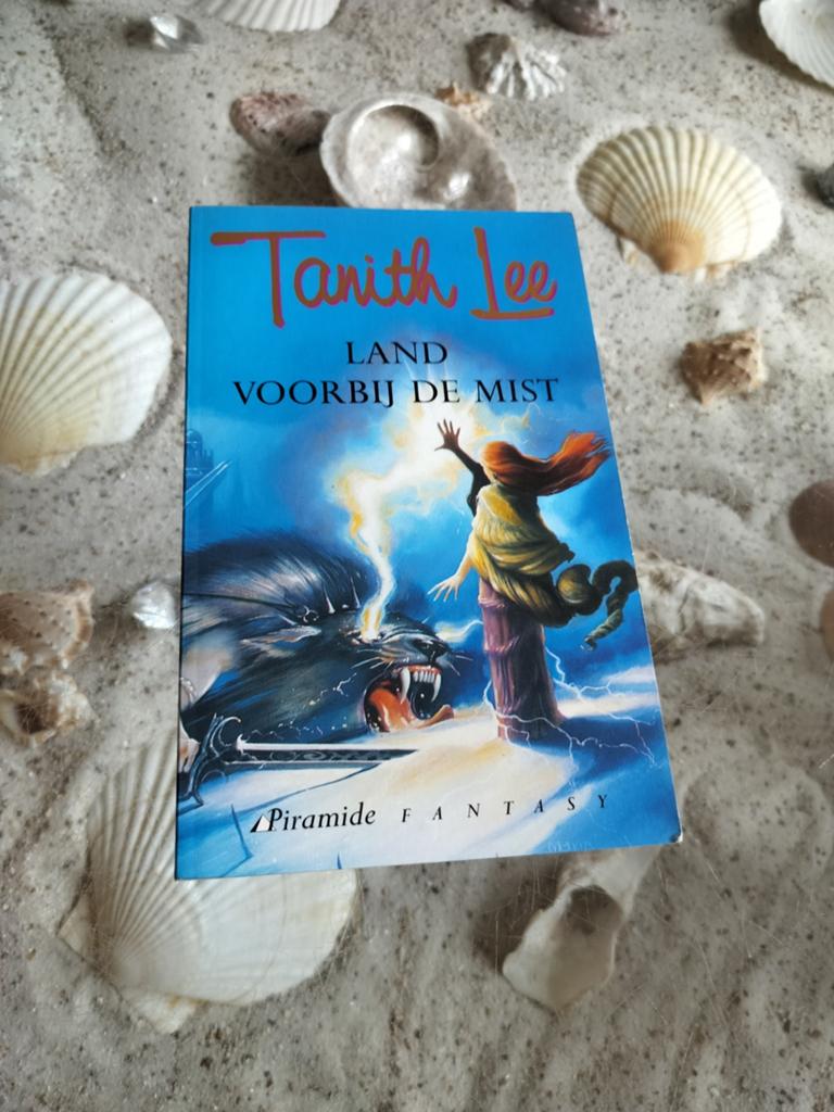 Tanith Lee - Land voorbij de mist, Boeken, Ophalen of Verzenden, Zo goed als nieuw, Tanith Lee