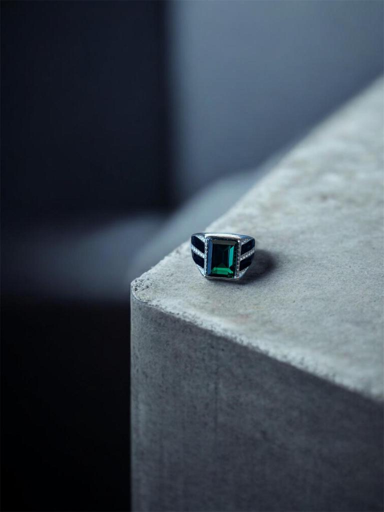 Emerald ring, 20 of groter, Nieuw, Ophalen of Verzenden, Dame of Heer