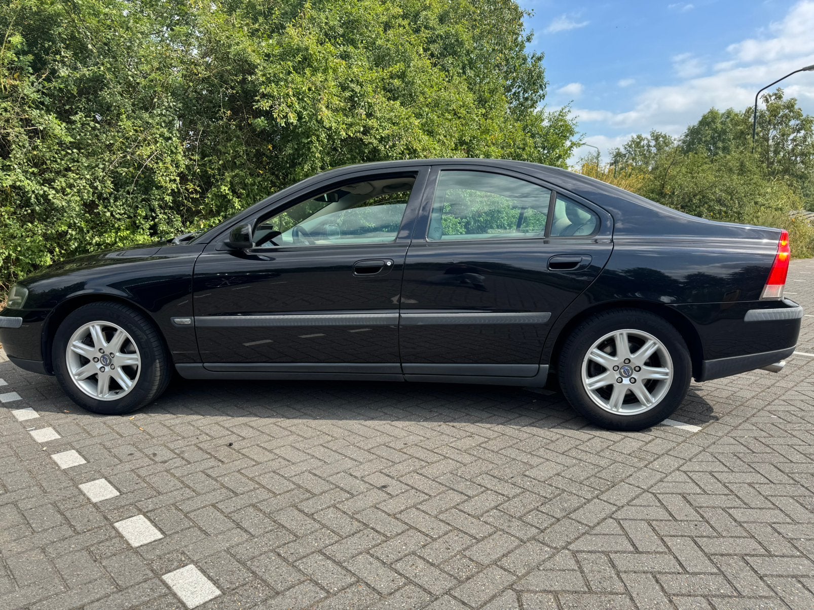 Volvo S60 2.0 T 2004 Zwart, Auto's, Volvo, Voorwielaandrijving, 1442 kg, Automatische klimaatregeling, Beige