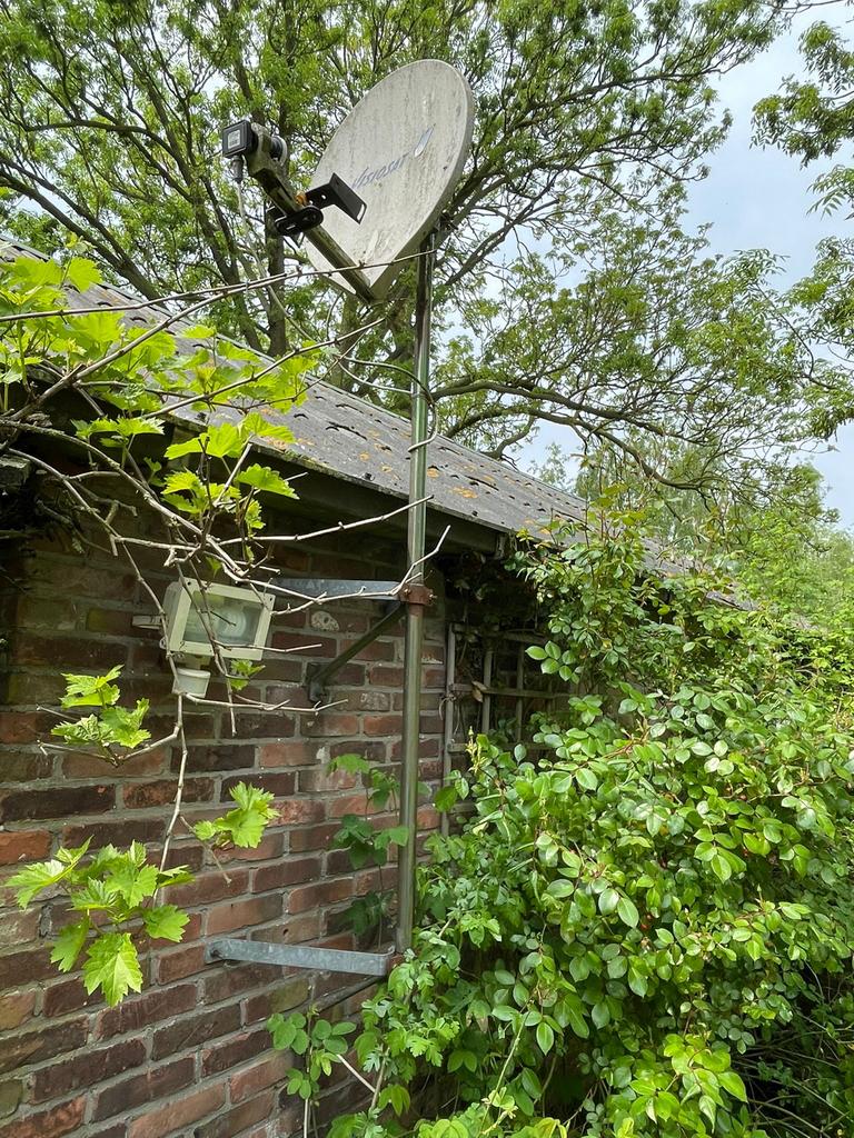 Gebruikte Viasat schotelantenne met bevestiging, Ophalen, Gebruikt, (Schotel)antenne, Overige merken