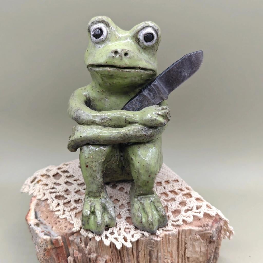 Kikker Finn met obsidiaan dolk wachter van kwetsbare dingen, Antiek en Kunst, Antiek | Keramiek en Aardewerk, Ophalen of Verzenden