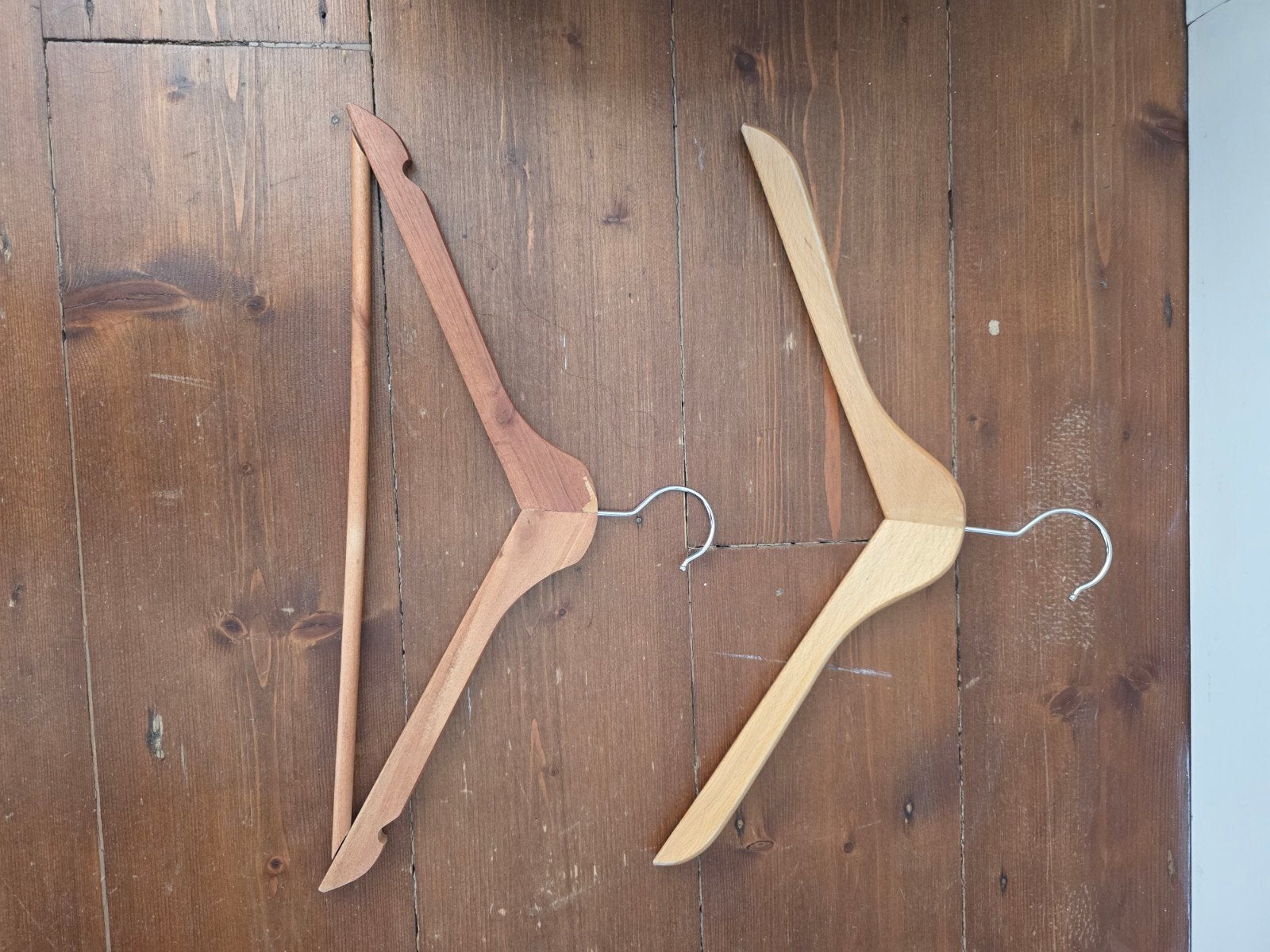 Houten en witte kledinghangers, Ophalen, Gebruikt, Hout, Volwassenen