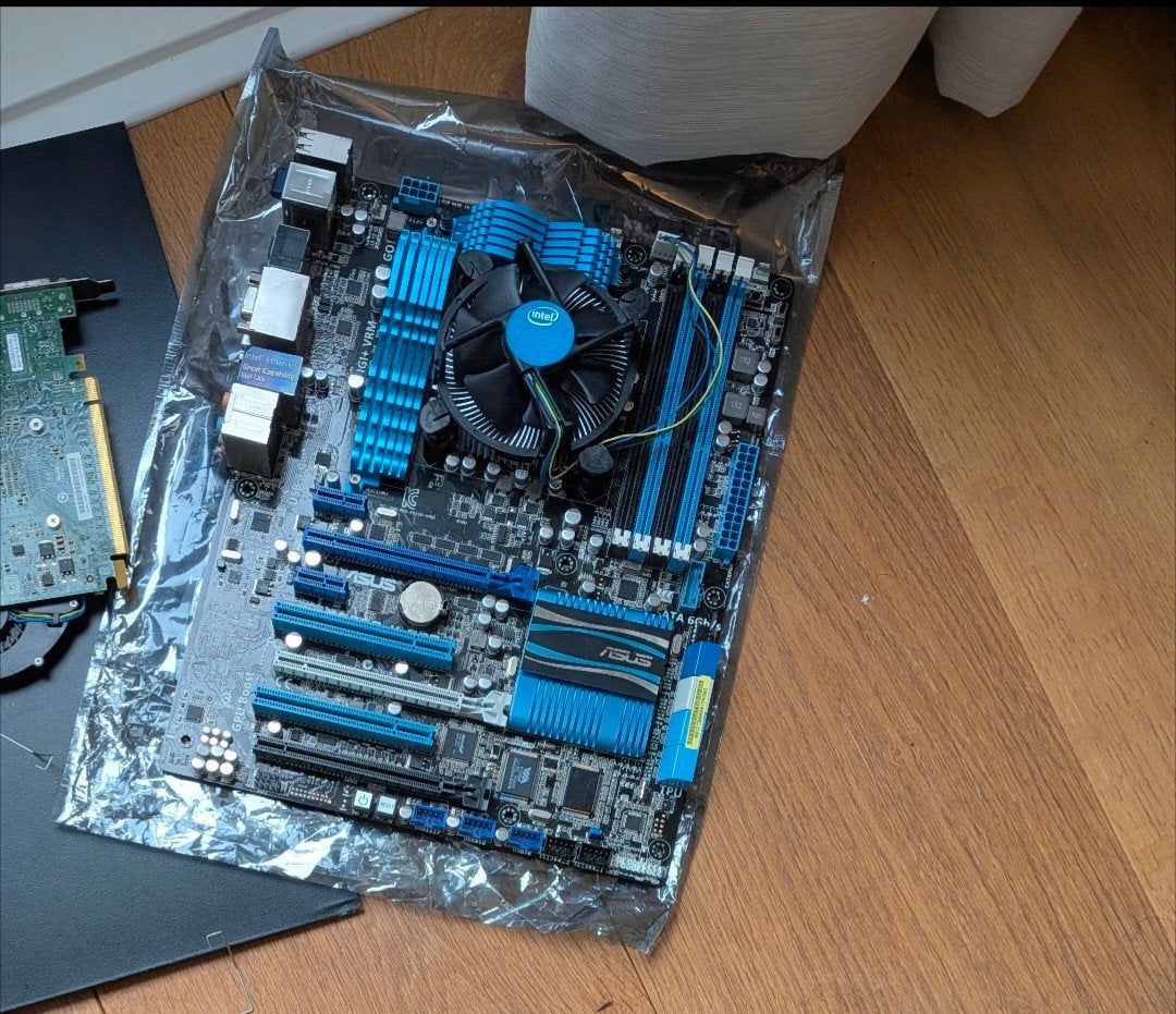 Asus P8Z68-V PRO met RAM, CPU en koeler, Gebruikt, DDR3, Ophalen of Verzenden, ATX