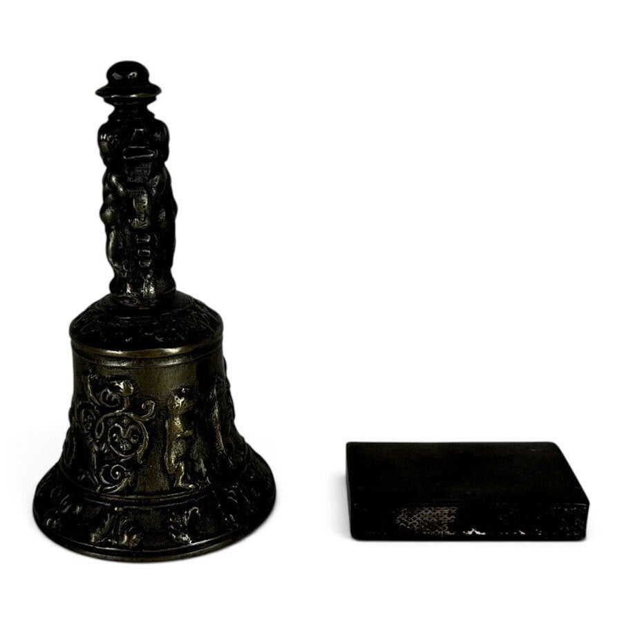 Een antieke bronzen tafelbel en zwavelstok doosje.