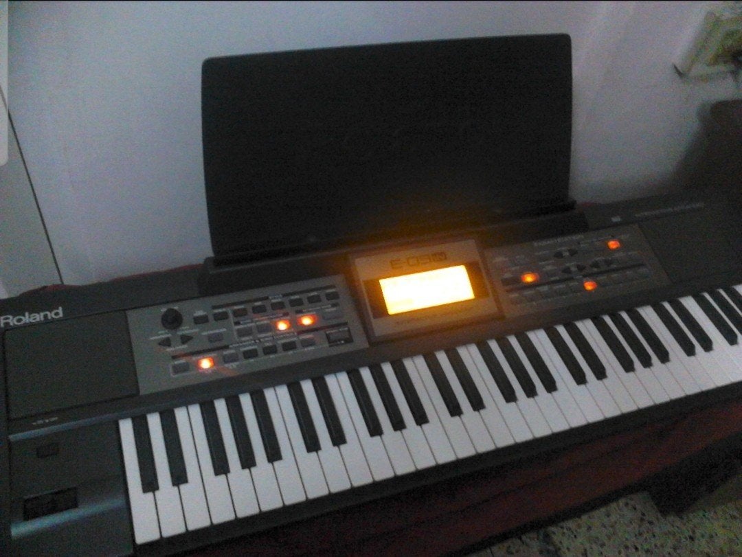 Roland E-09 Interactief Arranger Keyboard, Roland, 61 toetsen, Gebruikt, Met standaard