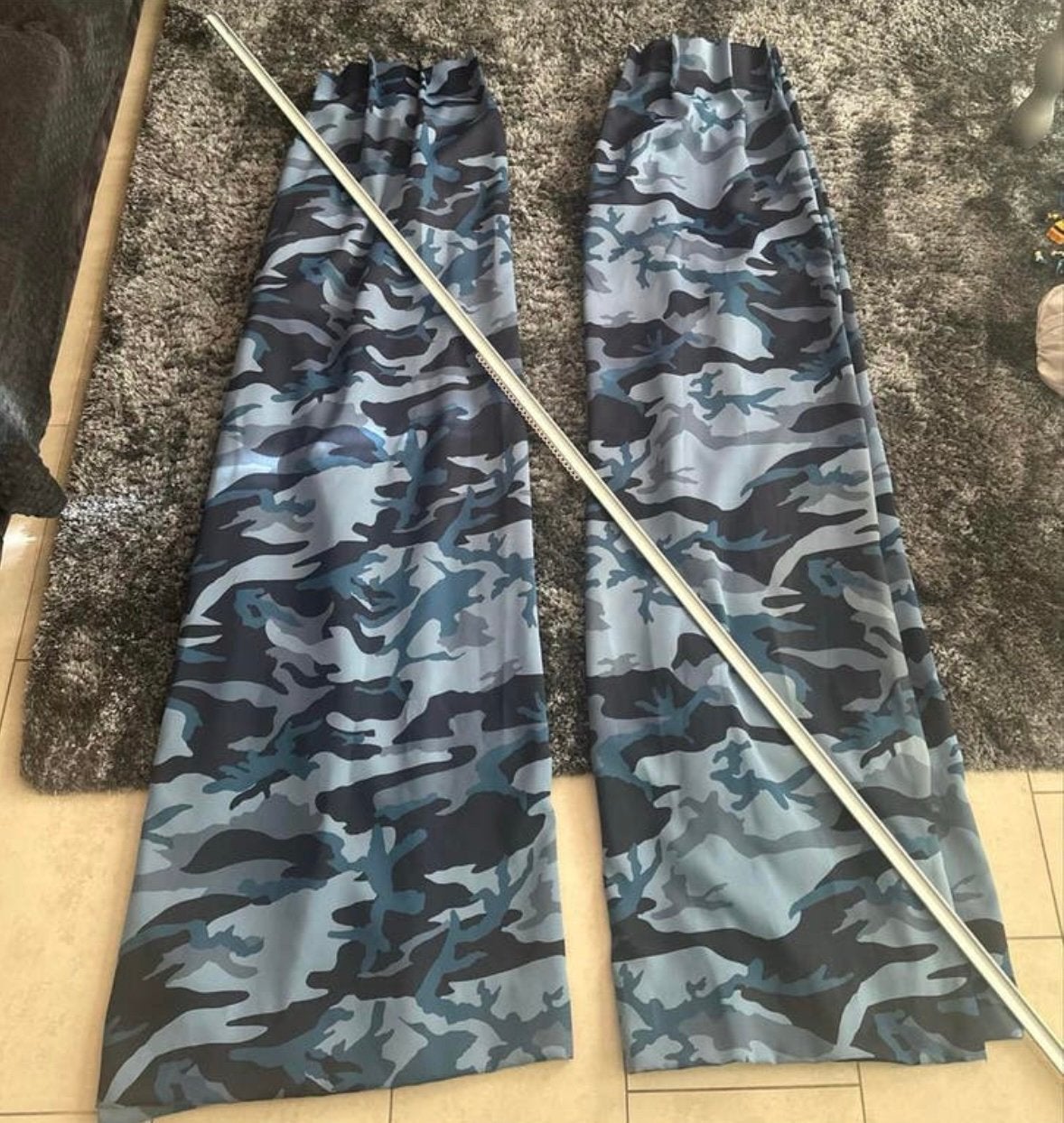 2X Blauwe Camouflage Gordijnen 125x180 + Railing (250cm), Ophalen, Blauw, Zo goed als nieuw, 200 cm of meer