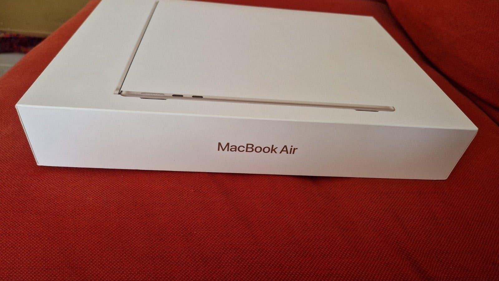 MacBook air  m5 13 "  16GB mem  512 GB  storage box only, Computers en Software, Apple Macbooks, Ophalen of Verzenden, Zo goed als nieuw