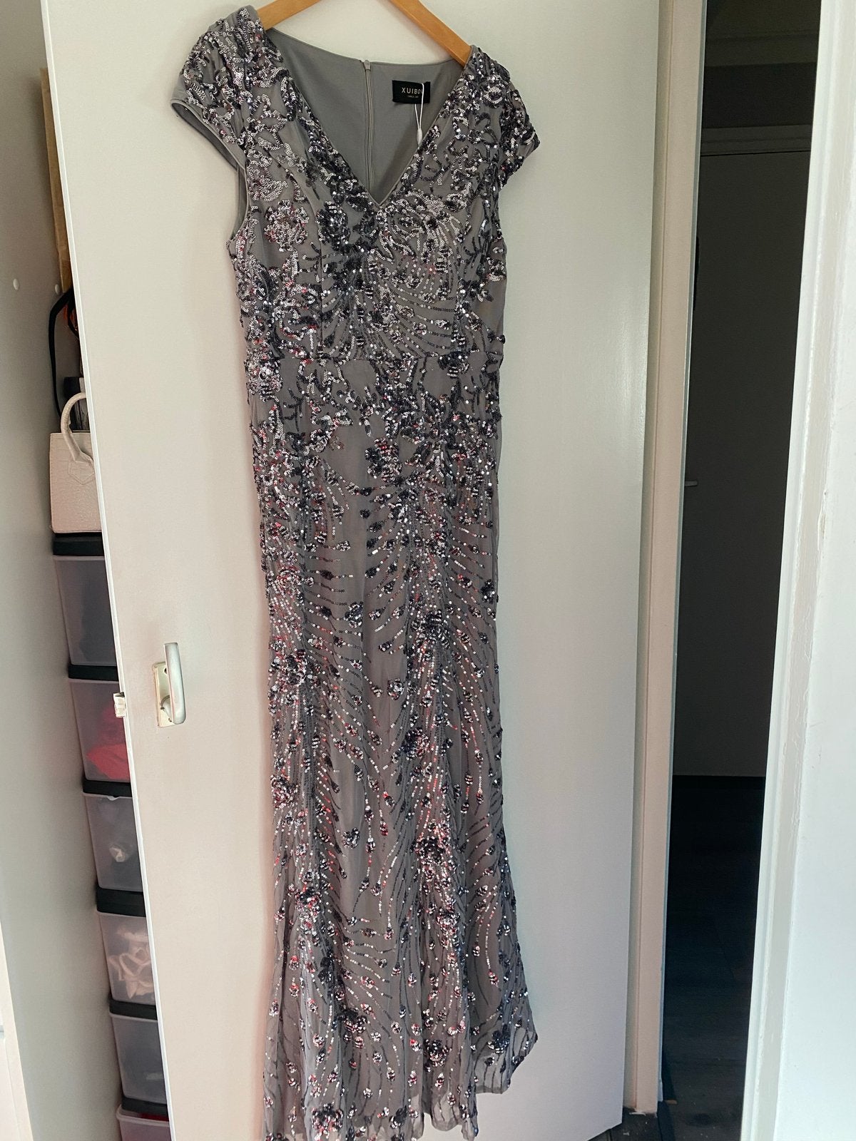 Nieuwe XUIBO avondjurk met pailletten, Kleding | Dames, Jurken, Maat 38/40 (M), Nieuw, Ophalen of Verzenden, Grijs