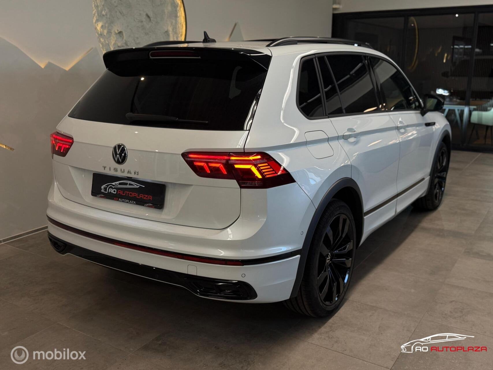 Volkswagen Tiguan 1.5 TSI 3x R-Line Panorama/Black Style/HUD, Auto's, Dealer onderhouden, 15 km/l, 1498 cc, Zwart