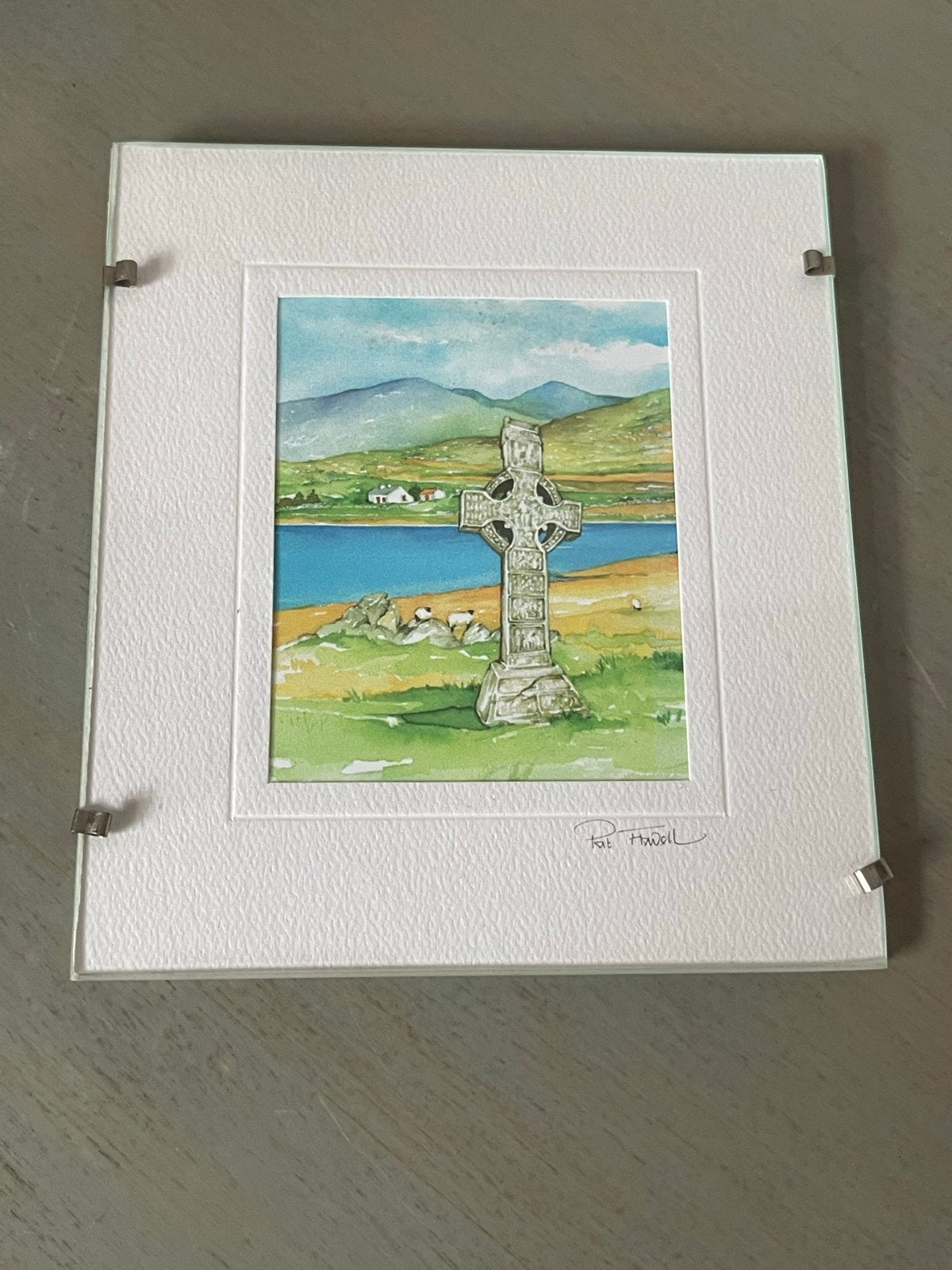Ingelijste aquarel van Pat Flavell - Iers Keltisch kruis, Ophalen of Verzenden, Tekening, Aquarel, Achter glas
